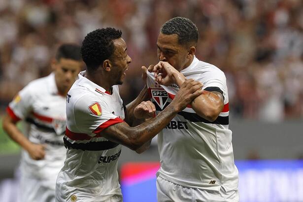 Luciano comemora o gol no jogo Inter de Limeira X São Paulo