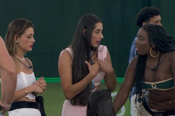 Deniziane e Leidy Elin discutem no gramado do BBB 24