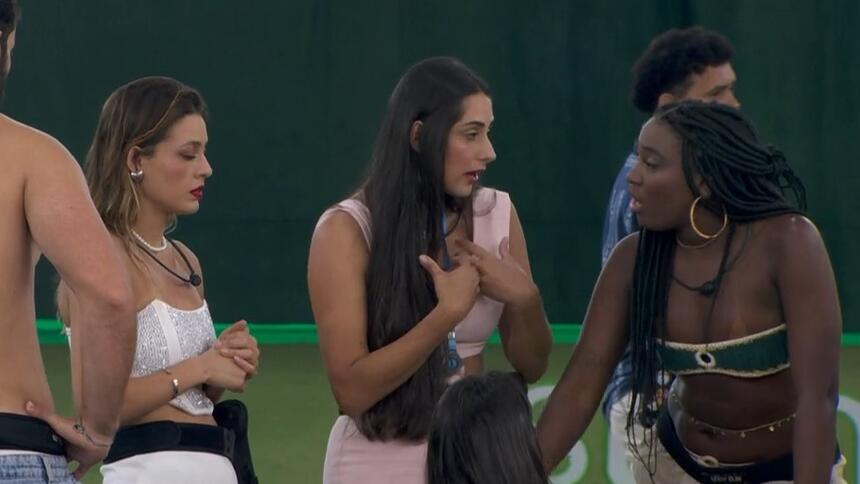 Deniziane e Leidy Elin discutem no gramado do BBB 24