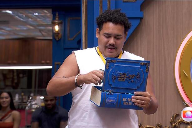 Lucas Henrique pega pulseiras para montar o Vip no BBB 24