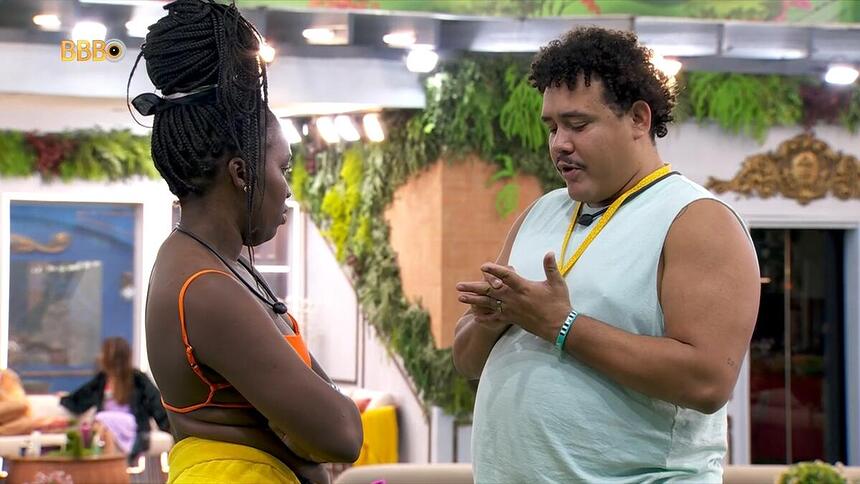 Lucas conversa com Leidy Elin no gramado do BBB 24