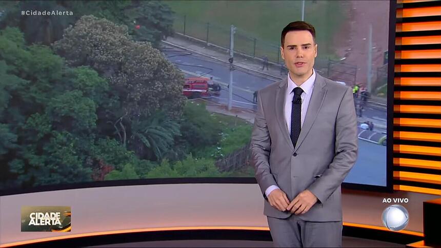 Luiz Bacci chama repórter ao vivo direto de local de acidente no Cidade Alerta