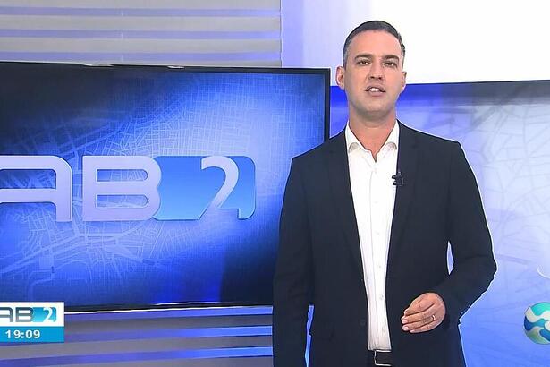 Magno Wendel apresentando o AB2, telejornal local da TV Asa Branca