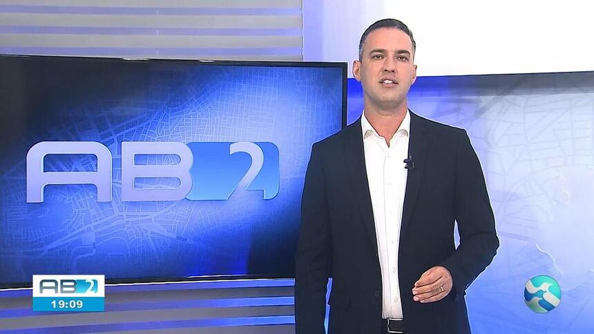 Magno Wendel apresentando o AB2, telejornal local da TV Asa Branca