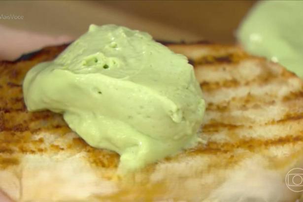 Maionese verde em óleo em cima de um pão no Mais Você