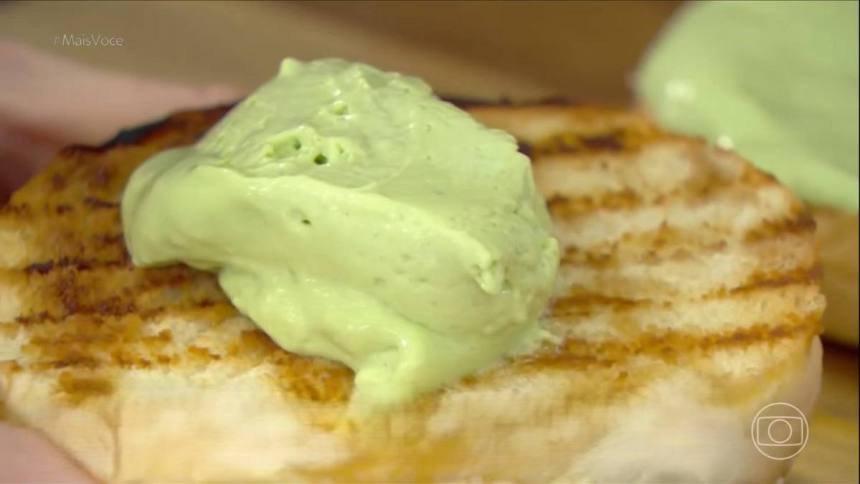 Maionese verde em óleo em cima de um pão no Mais Você