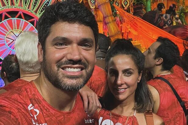 Marcelo Courrege e Carol Barcellos sorrindo para selfie na Sapucaí