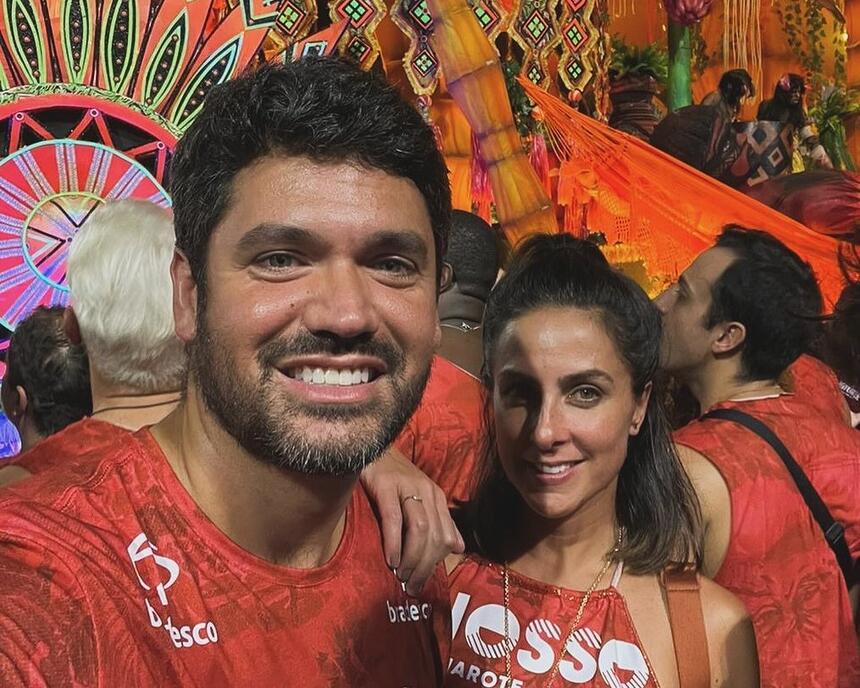 Marcelo Courrege e Carol Barcellos sorrindo para selfie na Sapucaí