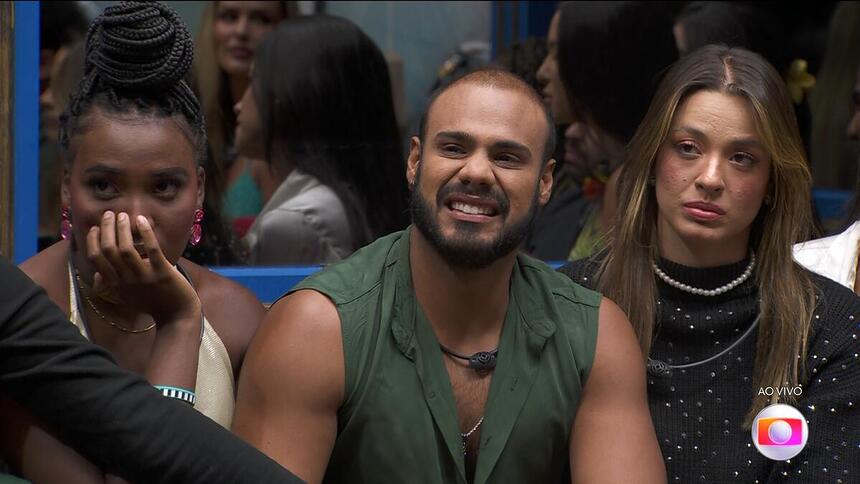 Marcus Vinicius chora na sala do BBB 24