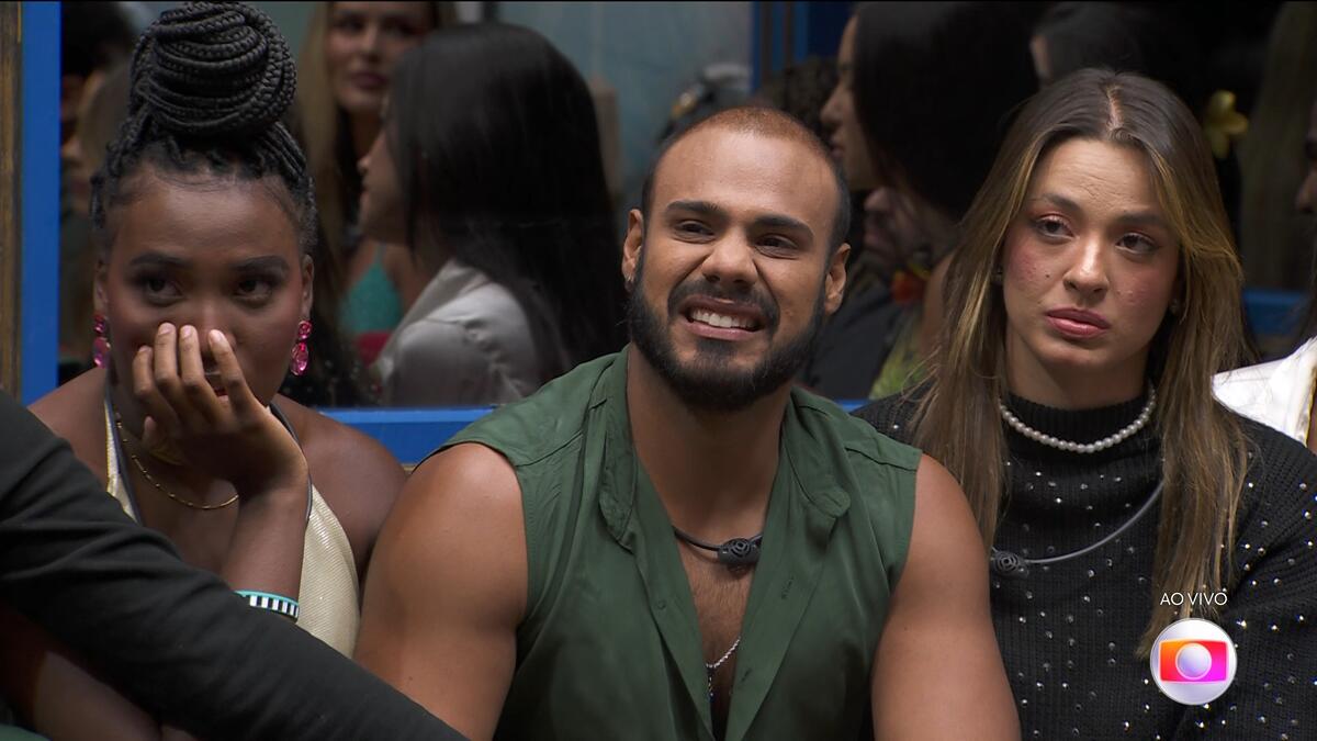 Marcus Vinicius chora na sala do BBB 24