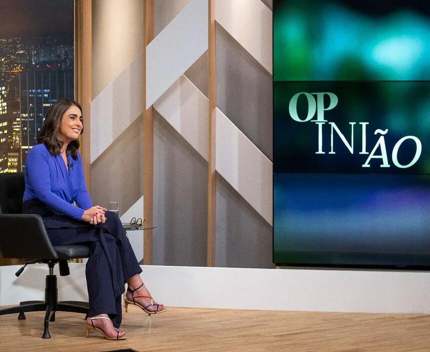 Rita Lisauskas no cenário do programa Opinião da TV Cultura