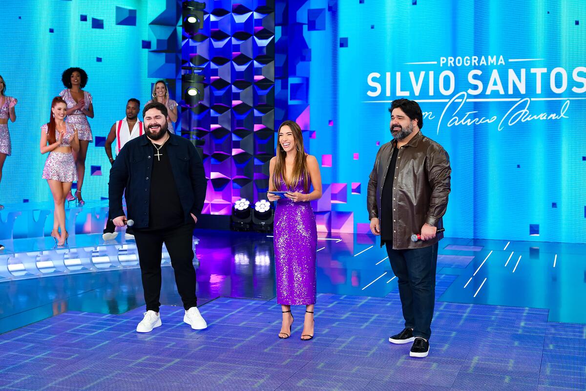 César Menotti & Fabiano com Patrícia Abravanel e bailarinos no centro do palco Silvio Santos 