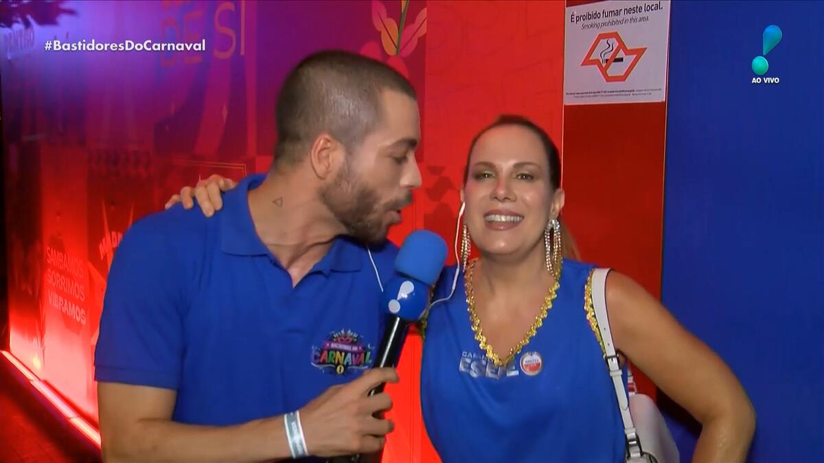 Regina Volpato abraça repórter dos Bastidores do Carnaval 2024
