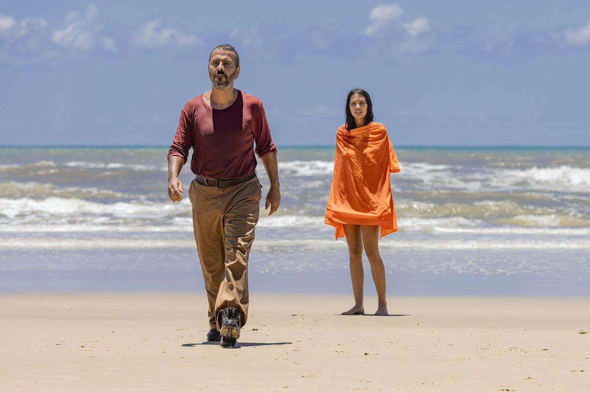 José Inocêncio (Marcos Palmeira) e Mariana (Theresa Fonseca) saem do mar.