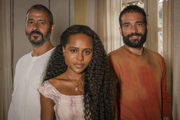 José Inocêncio ( Marcos Palmeira ), Maria Santa ( Duda Santos) e José Inocêncio (Humberto Carrão) na primeira fase.