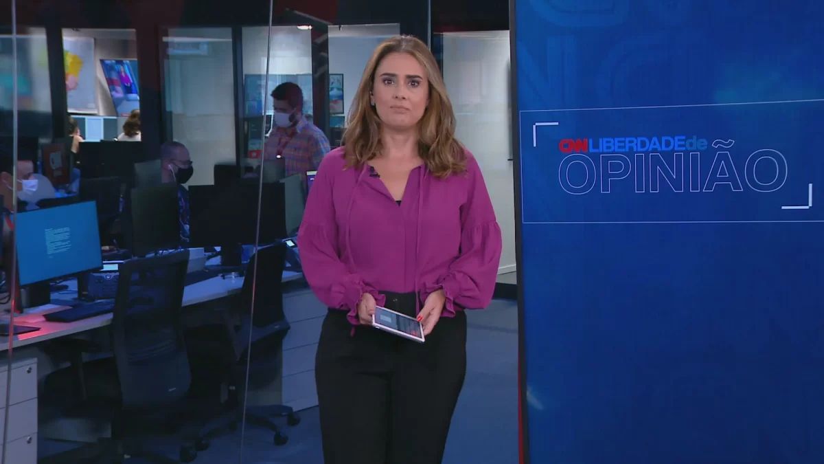 Rita Lisauskas em pé no cenário do Opinião