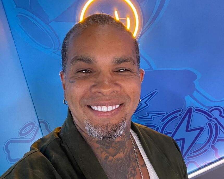 rodriguinho sorrindo no cenário do BBB 24