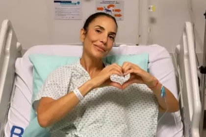 Ivete Sangalo aparece fazendo sinal de coração em uma cama hospitalar