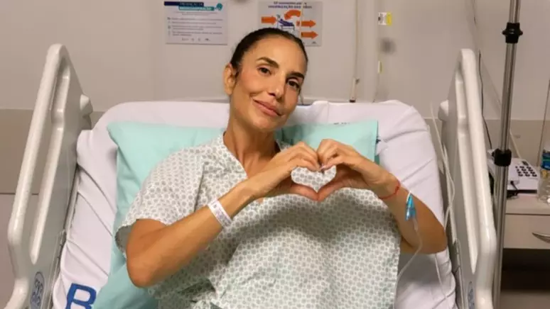 Ivete Sangalo aparece fazendo sinal de coração em uma cama hospitalar