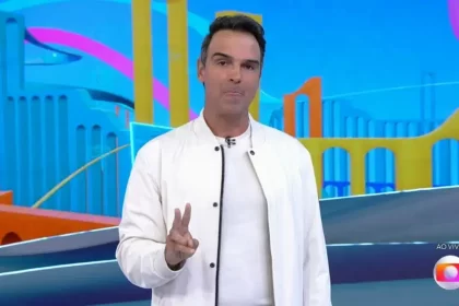 Tadeu Schmidt no cenário do Big Brother Brasil