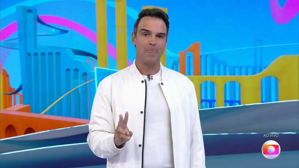 Tadeu Schmidt no cenário do Big Brother Brasil