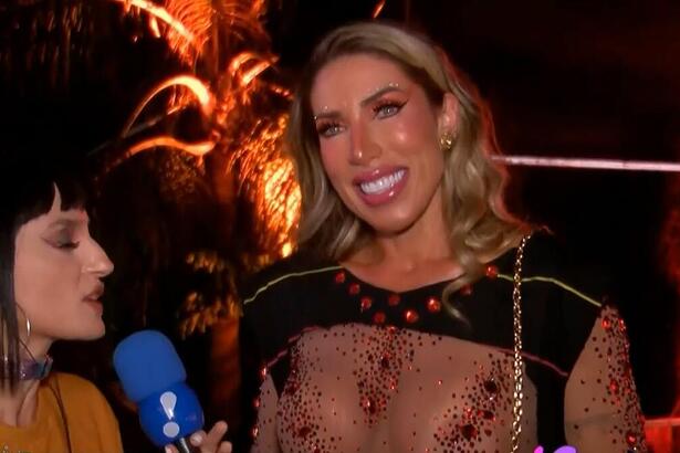 Tati Minerato sorrindo em entrevista ao Bastidores do Carnaval na RedeTV!