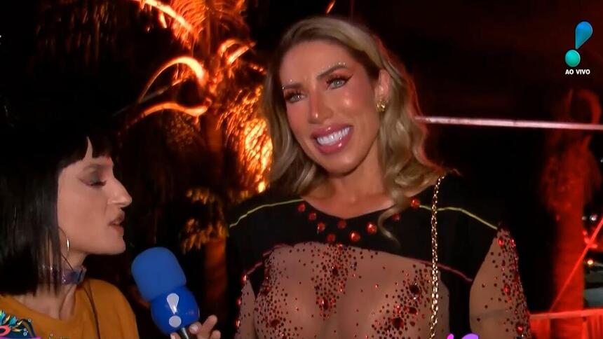 Tati Minerato sorrindo em entrevista ao Bastidores do Carnaval na RedeTV!