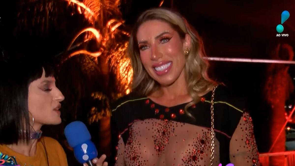 Tati Minerato sorrindo em entrevista ao Bastidores do Carnaval na RedeTV!