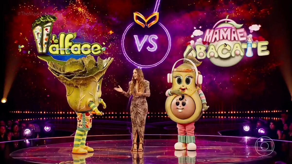 Pé de Alface e Mamãe Abacate no palco do The Masked Singer Brasil 4