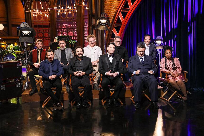 Todo o elenco de The Noite reunido no centro do palco do programa