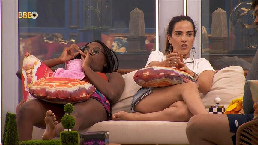 Wanessa Camargo ao lado de Leidy Elin falando de Davi na área externa do BBB 24