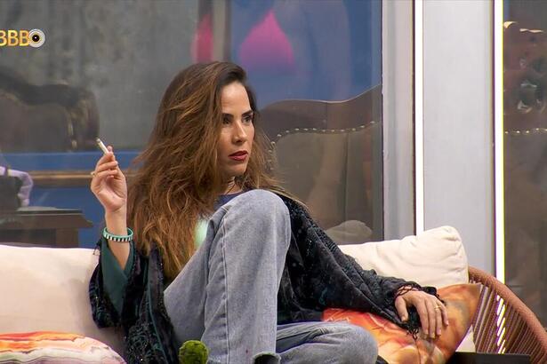 Wanessa Camargo fumando na área externa do do BBB 24