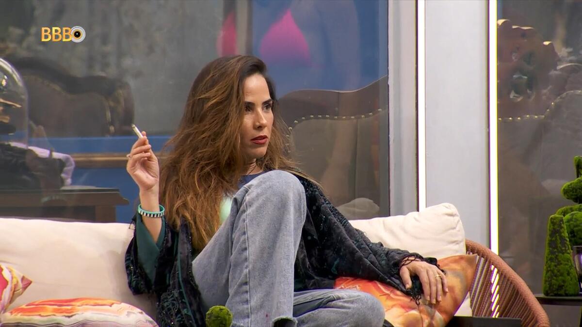 Wanessa Camargo fumando na área externa do do BBB 24