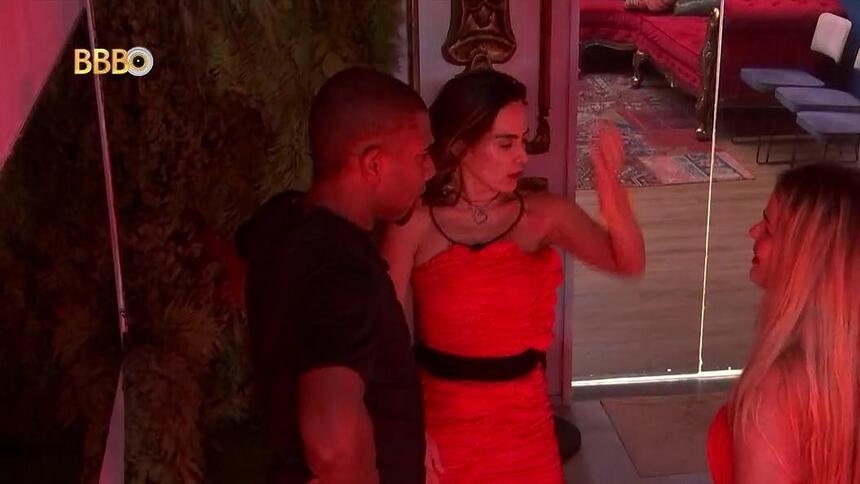 Wanessa Camargo fuma enquanto Davi conversa com ela na porta da sala do BBB 24