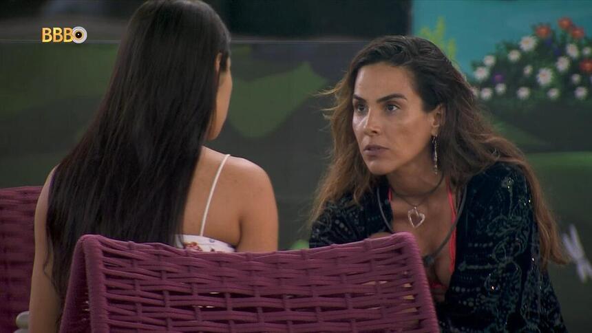 Wanessa Camargo conversando com Isabelle no gramado do BBB 24