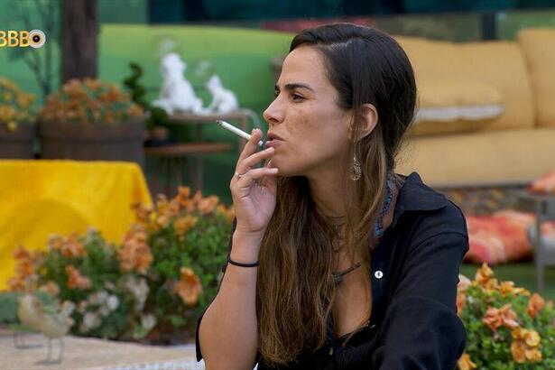 Wanessa Camargo fumando na área externa do BBB