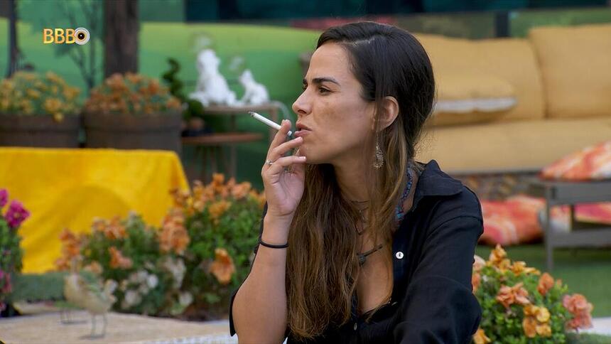 Wanessa Camargo fumando na área externa do BBB