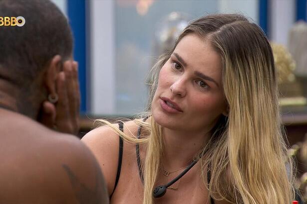 Yasmin Brunet olhando para Rodriguinho na cozinha do BBB 24