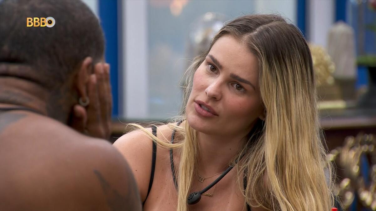 Yasmin Brunet olhando para Rodriguinho na cozinha do BBB 24