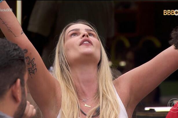 Yasmin com os braços levantados na briga com Alane
