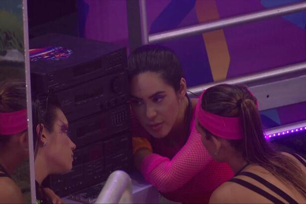 Alane, Beatriz e Isabelle em conversa na festa do BBB 24