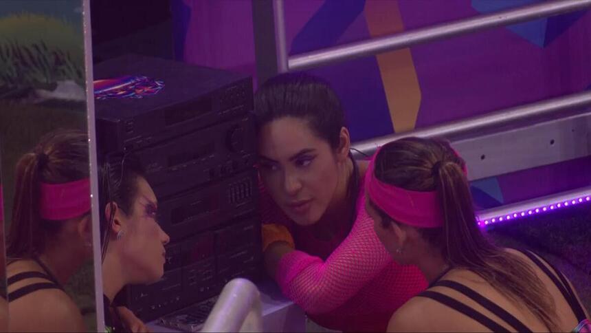 Alane, Beatriz e Isabelle em conversa na festa do BBB 24