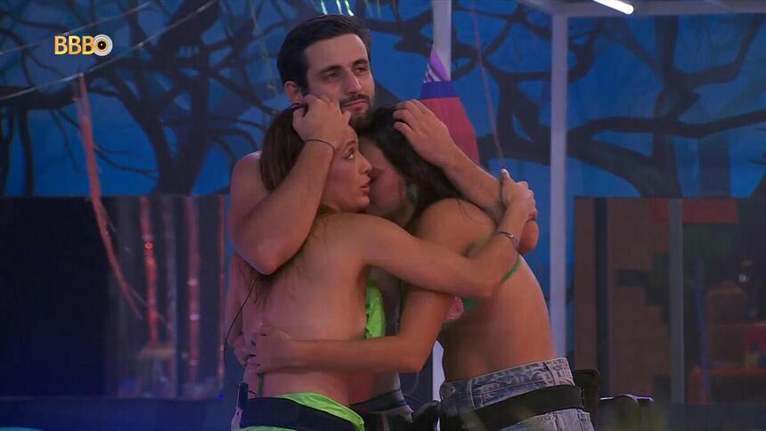 Alane, Beatriz e Matteus abraçados na festa do BBB 24