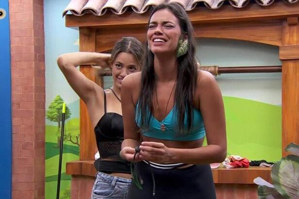 Alane e Beatriz dando risada no banheiro do BBB 24