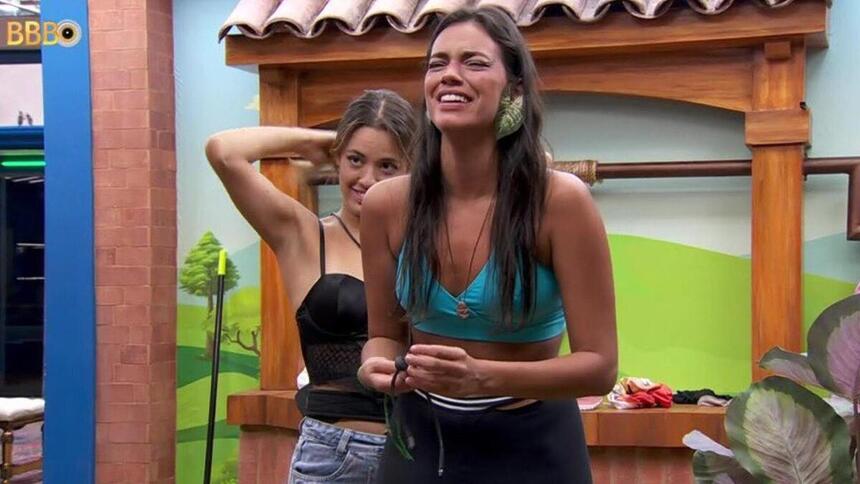 Alane e Beatriz dando risada no banheiro do BBB 24