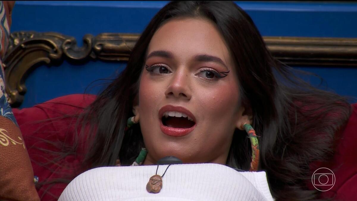 Alane de boca aberta no sofá da sala do BBB 24