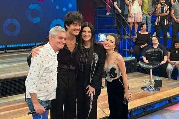 Serginho Groisman, Tiago Iorc, Laura Pausini e Sandy no centro do palco do Altas Horas