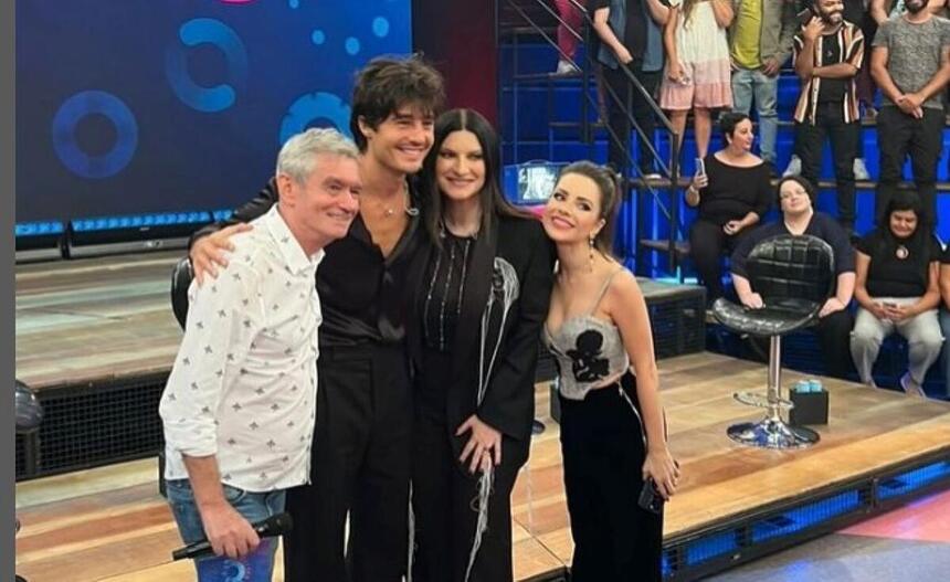 Serginho Groisman, Tiago Iorc, Laura Pausini e Sandy no centro do palco do Altas Horas