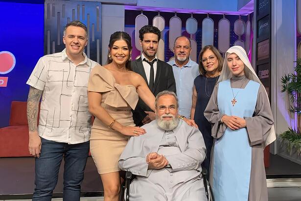 Amanda Fronçozo ao lado do Padre Antonio Maria na TV Aparecida