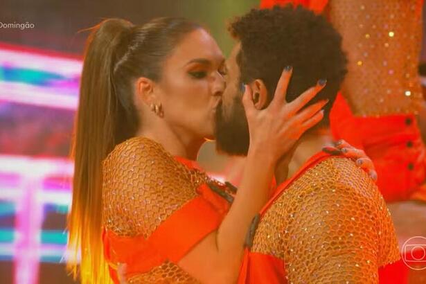 Amaury Lorenzo e Talitha Morete dando um beijo durante coreografia na Dança dos Famosos